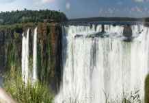 Iguazu Falls lie on the Argentina