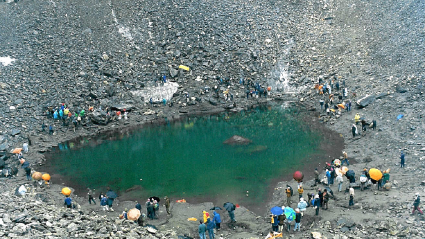 lagos con misterio Roopkund-Google-Search-874x492